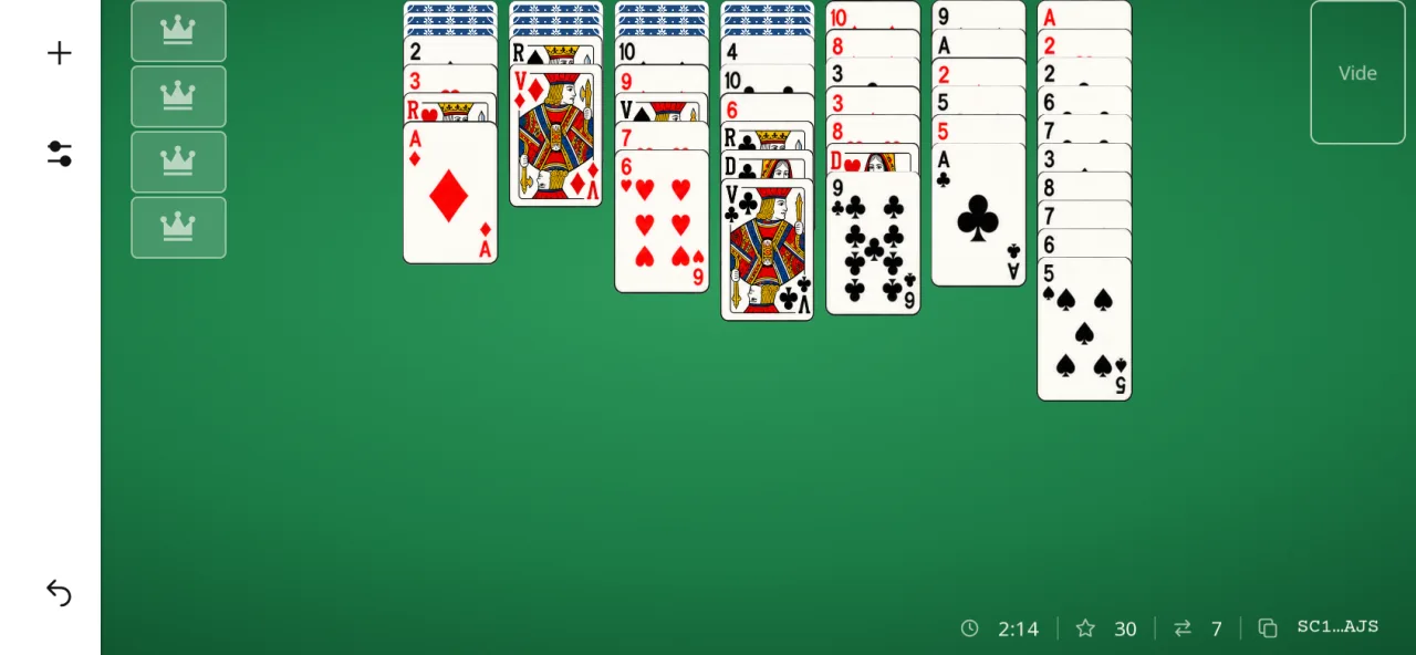 Partie de Scorpion sur téléphone après la distribution de la réserve : sa place, à droite, affiche « Vide » ; 7 coups, 30 points, une suite 8♠ 7♠ 6♠ 5♠ en construction.