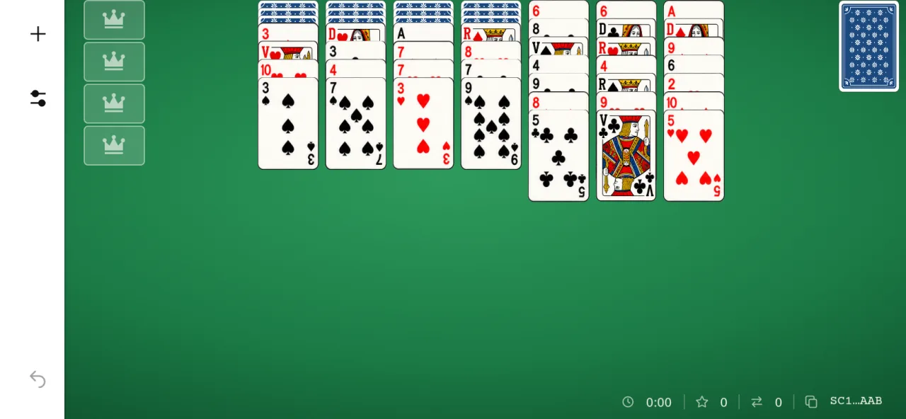 Scorpion Solitaire sur téléphone tenu à l’horizontale, début de partie sur le tapis vert : sept colonnes de sept cartes, les quatre premières avec trois cartes au dos bleu sous quatre cartes visibles ; à gauche les quatre places des suites, vides ; à droite la réserve, face cachée ; en bas le chrono, le score et le nombre de coups à zéro.